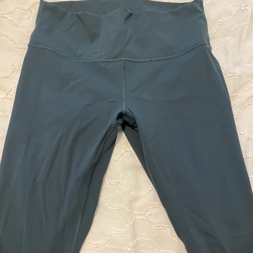 EXCELLENT CONDITION LULULEMON CROP LEGGINGS
